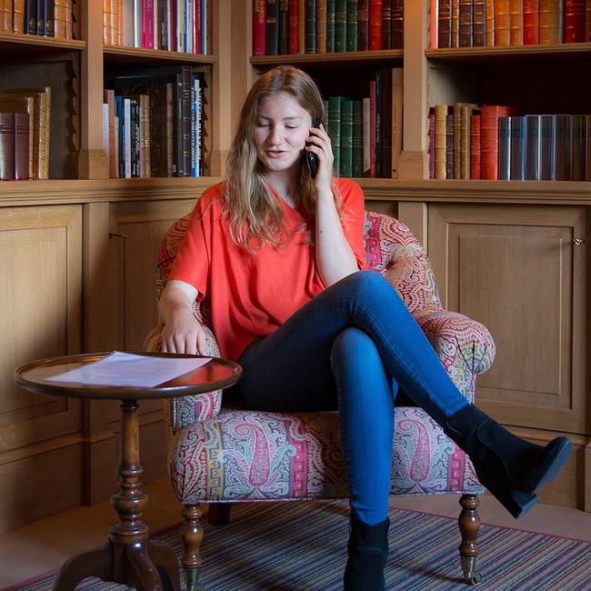 Putri Elisabeth bisa menjadi calon ratu setelah hukum keluarga kerajaan berubah. 10 tahun lalu ditetapkan bahwa anak kelahiran pertama baik pria maupun wanita berhak meneruskan tahta. Nantinya, Elisabeth pun bisa menuadi ratu pertama di Belgia jika memang bisa dan bersedia.  Foto: Instagram @beligianroyalpalace