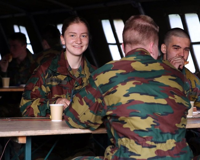 Dalam sejumlah foto yang beredar, wanita dengan gelar Duchess of Brabant itu tampak tak ragu untuk mengikuti latihan fisik. Foto: Instagram @beligianroyalpalace
