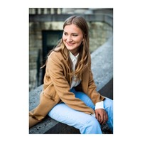 Sebelumnya wanita 19 tahun ini telah menyelesaikan pendidikan SMA di UWC Atlantic College yang disebut sebagai Hippie Hogwarts karena bangunannya yang seperti istana abad 12. Foto: Instagram @beligianroyalpalace