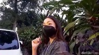 Perempuan yang juga disangkutpautkan sebagai orang ketiga dalam rumah tangga Jonathan Frizzy itu, tak bisa membeberkan alasan dirinya ingin cerai. Foto: Febri/detikHOT