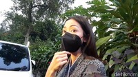 Ririn Dwi Ariyanti sudah dikaruniai tiga orang anak dari pernikahannya dengan Aldi Bragi. Sambil sesekali membetulkan maskernya, Ririn berharap semuanya sama senang-senang. Foto: Febri/detikHOT