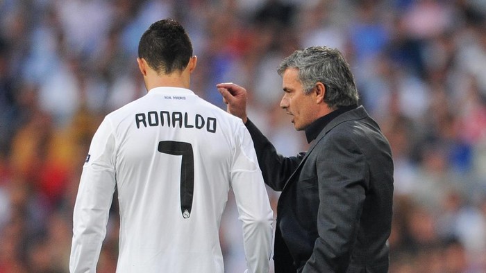 MADRID, SPAIN - APRIL 27:  Head coach Jose Mourinho (R) of Real Madrid instructs Cristiano Ronaldo during the UEFA Champions League Semi Final first leg match between Real Madrid and Barcelona at the Estadio Santiago Bernabeu on April 27, 2011 in Madrid, Spain.  (Photo by Jasper Juinen/Getty Images)