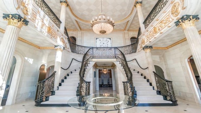 Rugi Bandar! Rumah Mewah Setengah Triliun Kini Diobral Rp 66 M Sebuah mansion yang pernah jadi salah satu rumah paling mahal di New Jersey kini turun harga. Sempat dijual Rp 561,6 miliar, kini rumah itu diobral Rp 66,2 M.