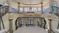 Sebuah mansion yang pernah dipuji sebagai salah satu rumah paling mahal yang pernah dijual di New Jersey, Amerika Serikat (AS) telah mengalami penurunan harga yang sangat signifikan.Foto: LuxQue Media/Mike Aghachi via CNBC