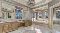 Mengutip CNBC, Kamis (2/9/2021), mansion dengan 28 kamar yang terletak di 83 North Woodland St. di Englewood, New Jersey ini dikenal sebagai Gloria Crest Estate pernah dijual dengan harga US$ 39 juta atau sekitar Rp 561,6 miliar (dengan kurs Rp 14.400).Foto: LuxQue Media/Mike Aghachi via CNBC