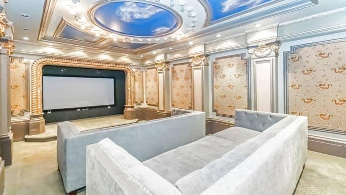 Sebuah mansion yang pernah jadi salah satu rumah paling mahal di New Jersey kini turun harga. Sempat dijual Rp 561,6 miliar, kini rumah itu diobral Rp 66,2 M.