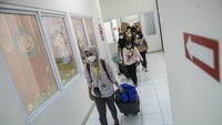 Ini momen saat para Nakes tinggalkan Rusun yang kosong dari pasien OTG. ANTARA FOTO/M RISYAL HIDAYAT