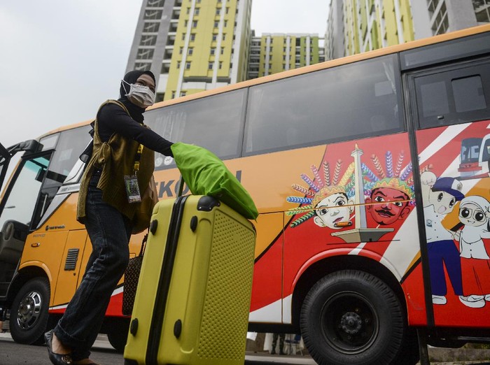 Seorang tenaga kesehatan berjalan dengan membawa barang pribadinya menuju bus di Rusun Pasar Rumput, Manggarai, Jakarta, Kamis (2/9/2021). Menurut Koordinator Lapangan Medis Rusun Pasar Rumput, Letkol Arjuniansyah sebanyak 92 tenaga kesehatan dikembalikan ke Rumah Sakit Darurat COVID-19 (RSDC) Wisma Atlet Kemayoran dikarenakan Rusun Pasar Rumput dinonaktifkan sementara dalam merawat pasien terkonfirmasi positif tanpa gejala, tapi disiagakan jika terjadi kembali lonjakan COVID-19. ANTARA FOTO/M Risyal Hidayat/aww.