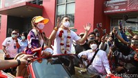 Saipul Jamil juga memperlihatkan ekspresinya sambil berdiri di atas mobil Porsche cabriolet. Foto: Palevi/detikhot