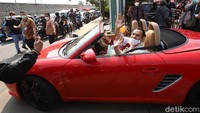 Saipul Jamil bersama sang kekasih di atas Porsche merah. Foto: Palevi/detikhot