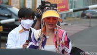 Tak lupa juga Indah Sari memakai topi untuk menyempurnakan penampilannya. Foto: Noel/detikhot
