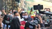 Saipul Jamil sudah ditunggu oleh kuasa hukum dan juga keluarganya. Foto: Hanif/detikHOT