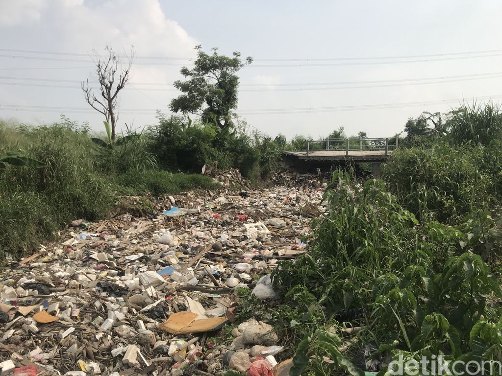 Sampah di Kali Busa, Desa Satriamekar, Tambun Utara, Kabupaten Bekasi, 2 September 2021. (Faiz Iqbal Maulid/detikcom)