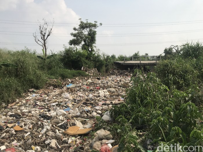 Sampah di Kali Busa, Desa Satriamekar, Tambun Utara, Kabupaten Bekasi, 2 September 2021. (Faiz Iqbal Maulid/detikcom) Sampah di Kali Busa, Desa Satriamekar, Tambun Utara, Kabupaten Bekasi, 2 September 2021. (Faiz Iqbal Maulid/detikcom)