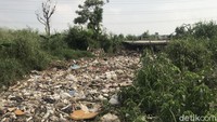Ini adalah kondisi Kali Busa pada 2 September 2021. Terlihat badan sungai tertutup oleh sampah. (Faiz Iqbal Maulid/detikcom)
