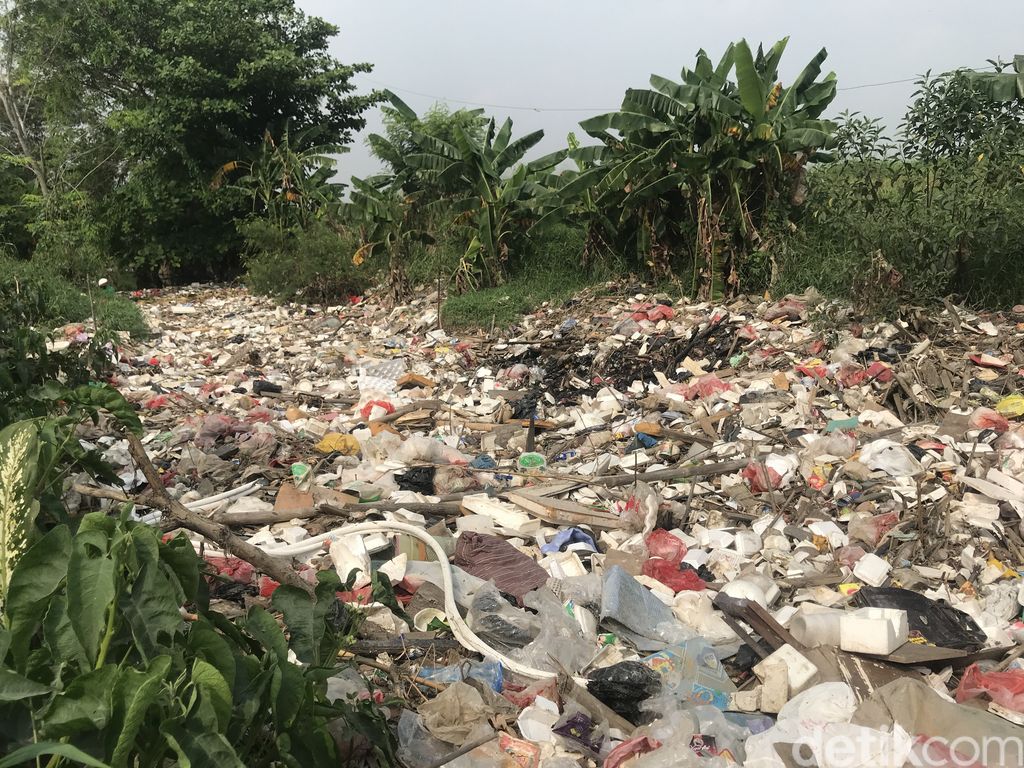 Sampah di Kali Busa, Desa Satriamekar, Tambun Utara, Kabupaten Bekasi, 2 September 2021. (Faiz Iqbal Maulid/detikcom)