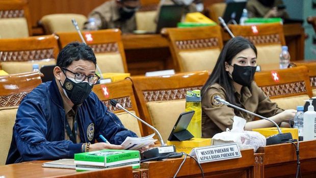 Sandiaga dan Angela saat rapat dengan Komisi X DPR.