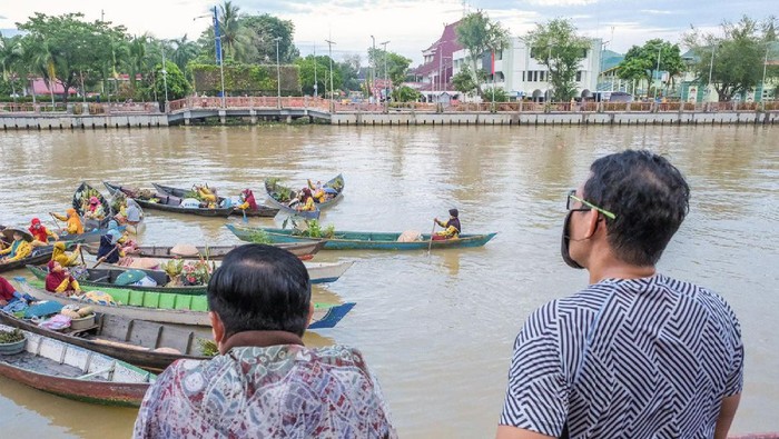 Sandiaga Uno berkunjung ke Pasar Terapung Banjarmasin.