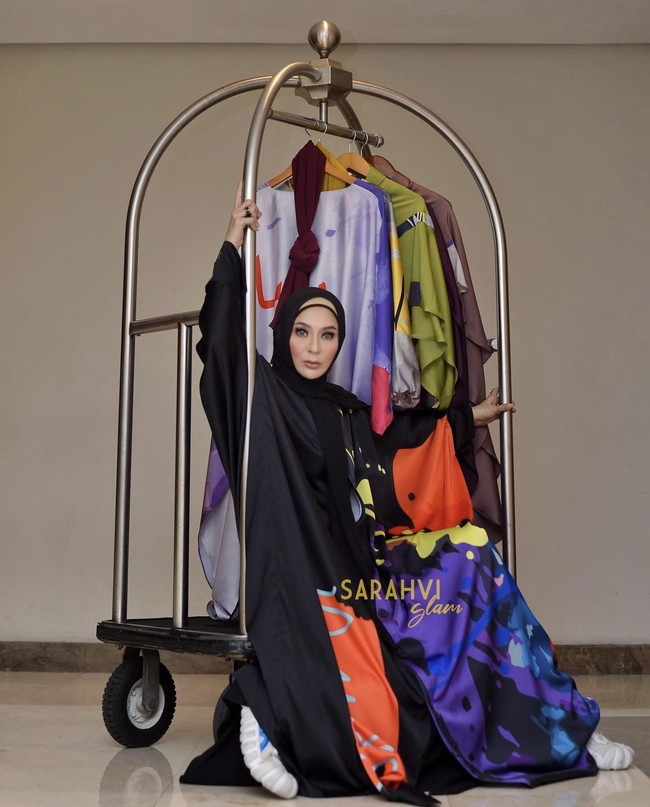 Konsisten dalam menjalankan bisnis busana muslim, Sarah Vi kerap tampil memperagakan koleksi busananya di ajang fashion show. Koleksinya pun diburu oleh para penggemarnya. Foto: Dok. Instagram @sarahvi_.