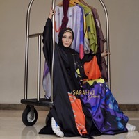 Konsisten dalam menjalankan bisnis busana muslim, Sarah Vi kerap tampil memperagakan koleksi busananya di ajang fashion show. Koleksinya pun diburu oleh para penggemarnya. Foto: Dok. Instagram @sarahvi_.