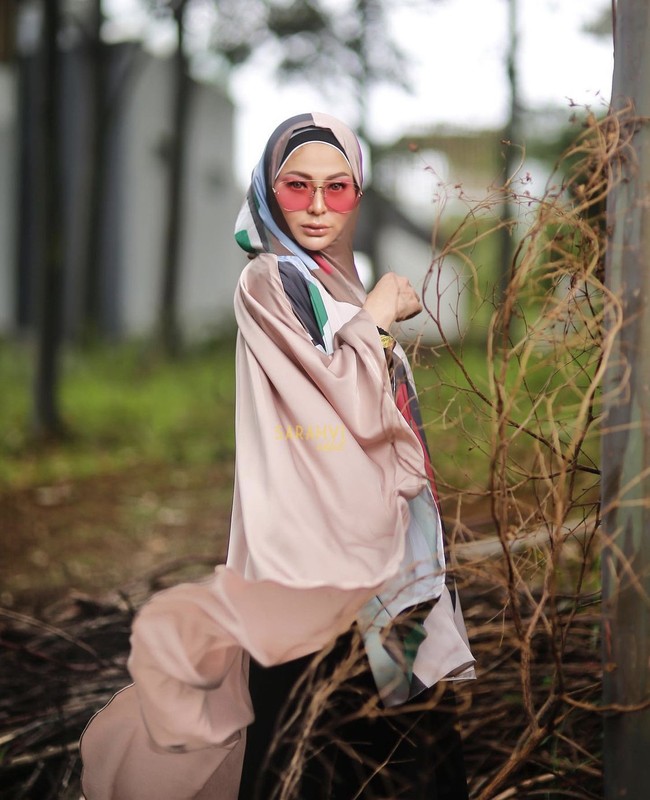 Penampilannya yang menjadi sorotan warganet, Sarah Vi masih terlihat memesona dan awet muda. Seperti dalam foto ini, ia terlihat memakai riasan natural dengan softlens cokelat dan lipstick nude. Foto: Dok. Instagram @sarahvi_.