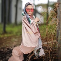 Penampilannya yang menjadi sorotan warganet, Sarah Vi masih terlihat memesona dan awet muda. Seperti dalam foto ini, ia terlihat memakai riasan natural dengan softlens cokelat dan lipstick nude. Foto: Dok. Instagram @sarahvi_.