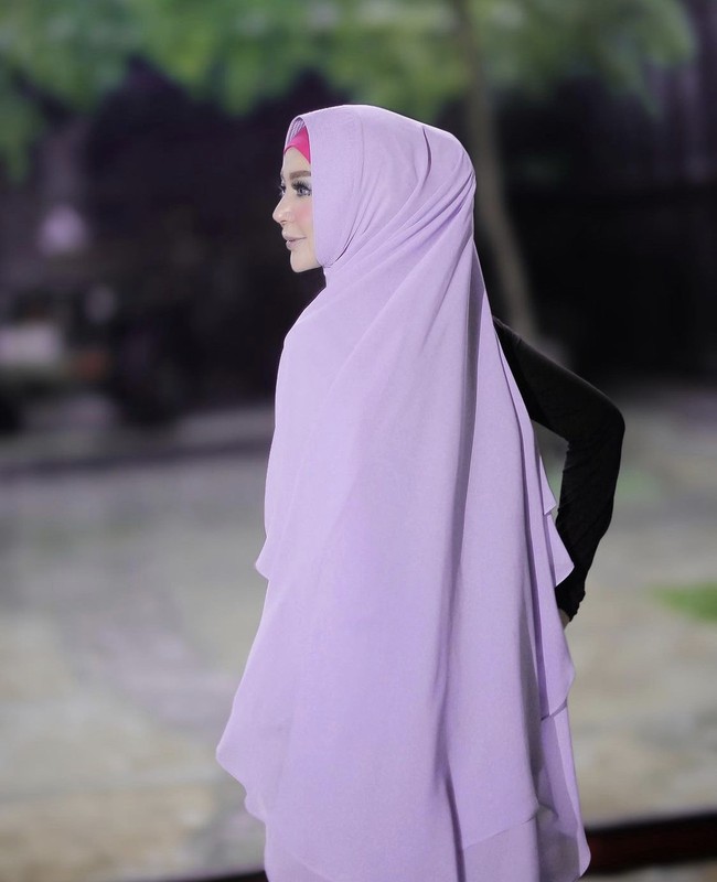 Pada kesempatan berbeda Sarah Vi mengubah penampilannya dengan khimar dan hijab syari. Sarah tampil bak wanita Timur Tengah dengan busana panjang berwarna cerah. Foto: Dok. Instagram @sarahvi_.