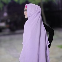 Pada kesempatan berbeda Sarah Vi mengubah penampilannya dengan khimar dan hijab syari. Sarah tampil bak wanita Timur Tengah dengan busana panjang berwarna cerah. Foto: Dok. Instagram @sarahvi_.