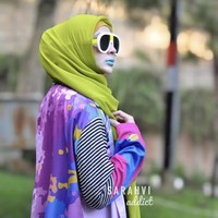 Semenjak hijrah, Sarah Vi membuat desaina busana muslim yang antimainstream. Pilihan busananya tabrak warna dan motif yang tak biasa. Seperti salah satu koleksinya ini yang menggunakan motif garis-garis pada lengan dan motif abstrak. Dia pun bergaya dengan memakai lipstik yang matching dengan keunikan busananya. Foto: Dok. Instagram @sarahvi_.