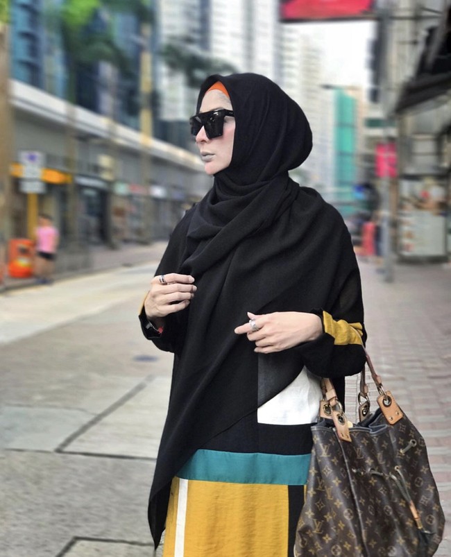 Sarah Vi sekarang sibuk dengan beberapa bisnis yang ia jalani. Seperti bisnis busana muslim, hijab, sepatu, makanan dan masih banyak lagi. Aktris kelahiran 26 April 1976 itu mantap berhijab sejak Oktober 2017. Dalam kesehariannya Sarah Vi kerap berpenampilan syari bak wanita Timur Tengah. Foto: Dok. Instagram @sarahvi_.