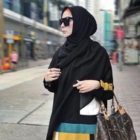 Sarah Vi sekarang sibuk dengan beberapa bisnis yang ia jalani. Seperti bisnis busana muslim, hijab, sepatu, makanan dan masih banyak lagi. Aktris kelahiran 26 April 1976 itu mantap berhijab sejak Oktober 2017. Dalam kesehariannya Sarah Vi kerap berpenampilan syari bak wanita Timur Tengah. Foto: Dok. Instagram @sarahvi_.