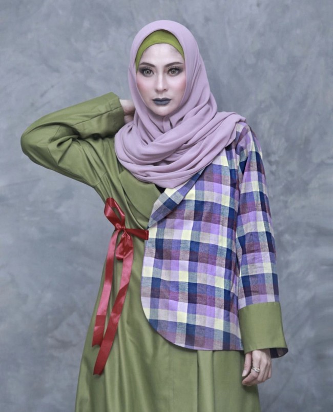 Kini gaya hijab dan berpakaiannya menjadi sorotan warganet karena unik. Dia kerap memakai lipstick warna neon yang matching dengan hijabnya serta busana tabrak motif. Foto: Dok. Instagram @sarahvi_.