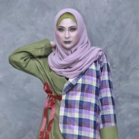 Kini gaya hijab dan berpakaiannya menjadi sorotan warganet karena unik. Dia kerap memakai lipstick warna neon yang matching dengan hijabnya serta busana tabrak motif. Foto: Dok. Instagram @sarahvi_.