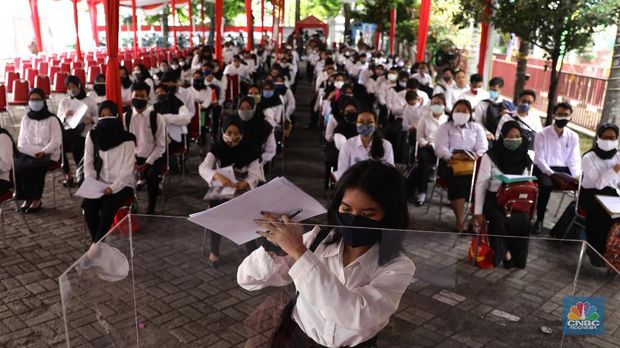 Peserta Seleksi Kompetensi Dasar (SKD) bagi Calon Pegawai Negeri Sipil (CPNS) menjalani pemeriksaan validasi dokumen identitas di Gedung pusat Badan Kepegawaian Negara/BKN, Jakarta, Kamis, 2/9.  Pada hari ini Sebanyak 800 peserta mengikuti Seleksi Kompetensi Dasar (SKD). Pantauan վ peserta Calon ASN mulai datang pukul 08.30 wib. para peserta melakukan registrasi serta pemberian PIN, penitipan barang, body checking. Kemudian, peserta memasuki ruang tunggu steril, dan peserta berpindah dari ruang steril ke ruang ujian. Kepala biro Humas Hukum dan kerja sama pak Satya Pratama mengatakan Penyelenggaraan tes SKD ini, lanjut dia, terdapat tiga sesi yang tujuannya mencegah penyebaran wabah virus corona. Bahkan, sebelum pelaksanaan tes, ruangan yang menjadi tempat ujian dilakukan penyemprotan desinfektan. (վ/ Muhammad Sabki)