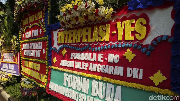 Kantor DPRD DKI Jakarta kebanjiran kiriman karangan bunga. Sebagian besar bertuliskan dukungan interpelasi terhadap Gubernur DKI Jakarta Anies Baswedan soal Formula E.