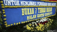 Soal pengirim pun beberapa karangan bunga menuliskan Pemerhati Teman Makan Malam, Bukan 7 Teman Makan Malam Gratis dan sebagainya.
