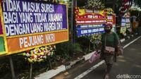 Ketua Fraksi PDIP DPRD DKI Jakarta, Gembong Warsono, mengucapkan apresiasi atas dukungan dalam menggulirkan interpelasi Formula E. Gembong mengaku tak mengetahui siapa yang mengirimkan karangan bunga ke kantor DPRD DKI.