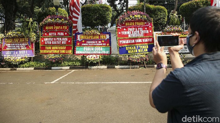 Sindir Anies, Belasan Karangan Bunga Banjiri DPRD DKI Kantor DPRD DKI Jakarta kebanjiran kiriman karangan bunga. Sebagian besar bertuliskan dukungan interpelasi terhadap Gubernur DKI Jakarta Anies Baswedan soal Formula E.