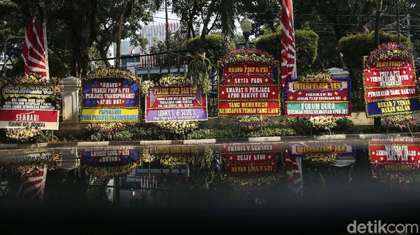 Sindir Anies, Karangan Bunga Banjiri DPRD DKI