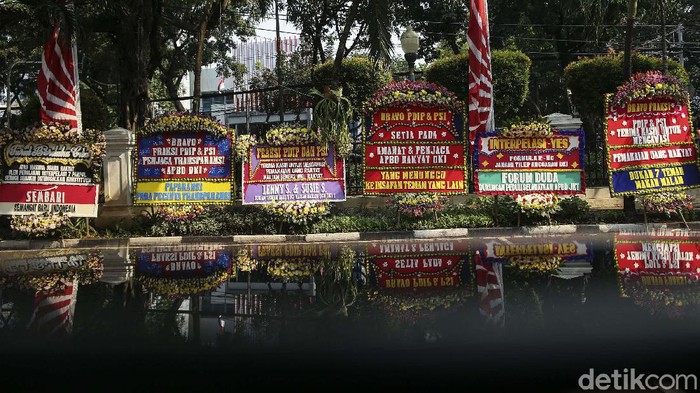 Kantor DPRD DKI Jakarta kebanjiran kiriman karangan bunga. Sebagian besar bertuliskan dukungan interpelasi terhadap Gubernur DKI Jakarta Anies Baswedan soal Formula E.