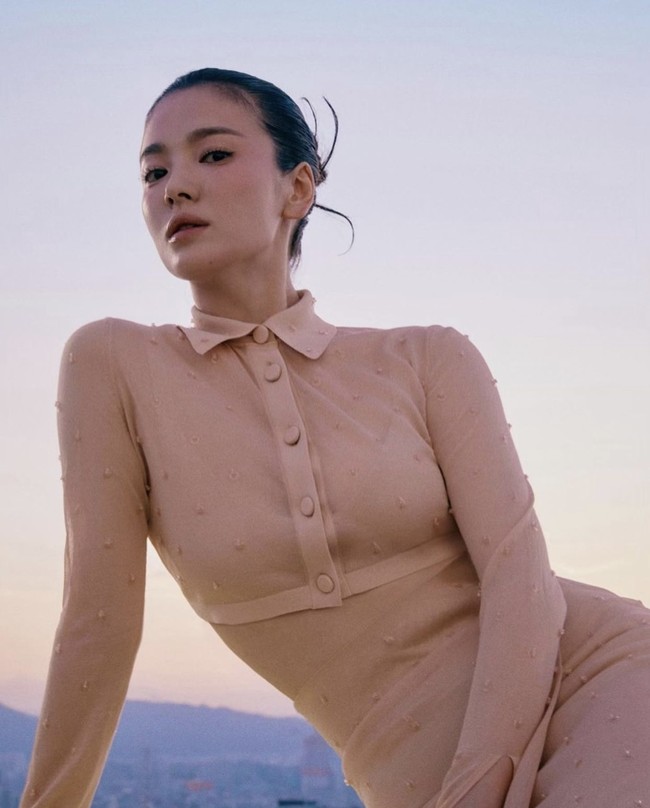 Unggahan Instagram Song Hye Kyo ramai dikomentari teman-temannya. Aktris Park Solmi memuji wajahnya yang cantik bak boneka. Sementara Choi Hee Seo menilai potret yang tidak lolos rilis sebagai potret terbaik. Foto: dok. Instagram kyo1122