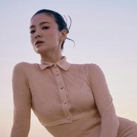 Unggahan Instagram Song Hye Kyo ramai dikomentari teman-temannya. Aktris Park Solmi memuji wajahnya yang cantik bak boneka. Sementara Choi Hee Seo menilai potret yang tidak lolos rilis sebagai potret terbaik. Foto: dok. Instagram kyo1122