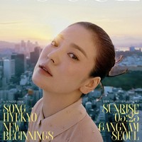Pemotretan hari itu mengusung tema ’New Beginnings’. Song Hye Kyo memancarkan pesonanya dan berpose di atas rooftop sebuah gedung pada pukul 5 pagi. Foto: dok. Instagram kyo1122