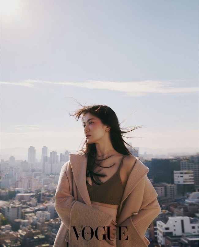 Mantan istri Song Joong Ki itu terbiasa bangun pagi untuk melihat matahari terbit. Menurut Song Hye Kyo, momen matahari terbit adalah waktu terbaik untuk memulai hari. Foto: dok. Instagram kyo1122