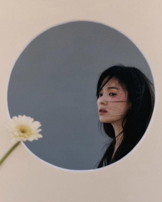 “Aku berharap hal-hal yang menjadi sulit karena pandemi menjadi awal baru dalam kehidupan sehari-hari,” ungkap Song Hye Kyo dalam sesi wawancara. Ia merindukan momen bertemu teman-teman seperti sebelum pandemi. Foto: dok. Instagram kyo1122