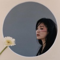 “Aku berharap hal-hal yang menjadi sulit karena pandemi menjadi awal baru dalam kehidupan sehari-hari,” ungkap Song Hye Kyo dalam sesi wawancara. Ia merindukan momen bertemu teman-teman seperti sebelum pandemi. Foto: dok. Instagram kyo1122