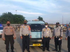 Paket Nekat Komplet: Angkot Terobos Busway, Halangi Ambulans, Sopir Tak Punya SIM