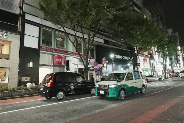 Taksi Noechiru bisa ditemukan di pangkalan taksi di depan Jalur Ginza di Stasiun Shibuya. Taksi ini akan membawa kamu ke mana saja di dalam 23 distrik Tokyo, benar-benar gratis! Taksi Noechiru bisa ditemukan di pangkalan taksi di depan Jalur Ginza di Stasiun Shibuya. Taksi ini akan membawa kamu ke mana saja di dalam 23 distrik Tokyo, benar-benar gratis!