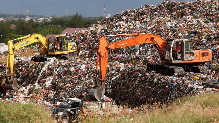 Aktivitas pekerja dan pemulung di Tempat Pembuangan Akhir (TPA) sampah Gampong Jawa, Banda Aceh, Aceh, Rabu (1/9/2021). TPA sampah Gampong Jawa seluas lima hektare yang dikelola Dinas Lingkungan Hidup, Kebersihan dan Keindahan (DLHK3) Kota Banda Aceh telah menghasilkan bahan bakar biogas metana yang telah didistribusikan kepada 210 rumah tangga kurang mampu. ANTARA FOTO/Irwansyah Putra/rwa.