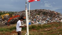 Pekerja memeriksa mesin distribusi biogas metana yang dihasilkan dari sampah untuk rumah tangga kurang mampu di Tempat Pembuangan Akhir (TPA) Gampong Jawa, Banda Aceh, Aceh, Rabu (1/9/2021).